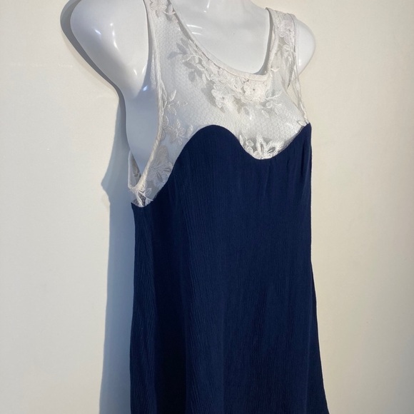 🌸 3/$20 Paper Crane blue and white lace top - Picture 9 of 14